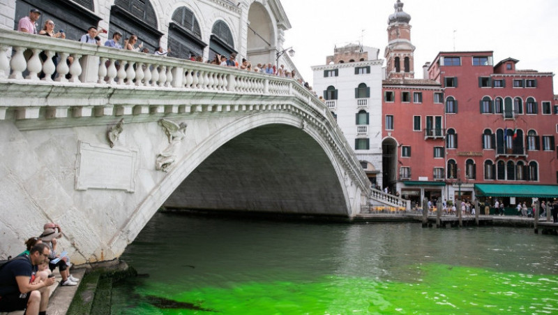 O porțiune a canalului central din Veneția a devenit verde fluorescent. Foto: Profimedia