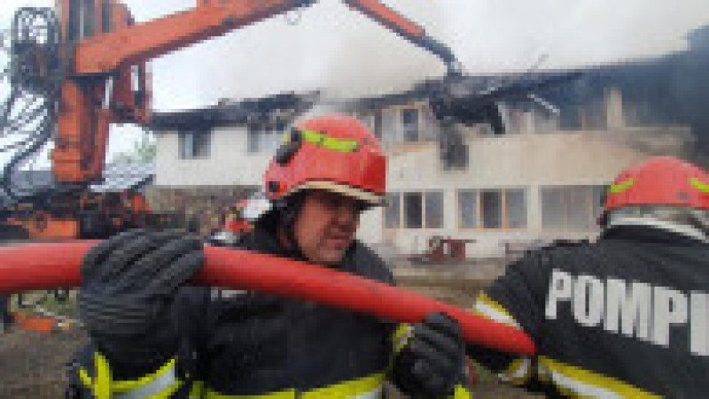Chiliile şi paraclisul de la mănăstirea  din Podu Coşnei din Suceava au fost grav afectate de un incendiu puternic. FOTO: Facebook ISU Suceava | Poza 6 din 16