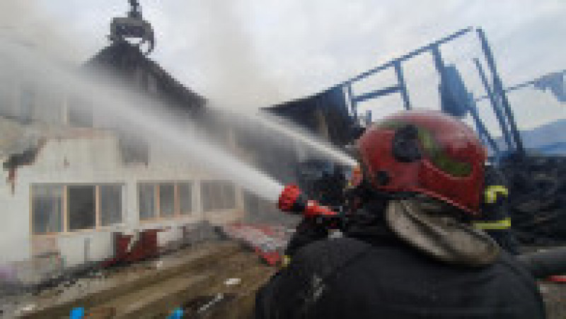 Chiliile şi paraclisul de la mănăstirea  din Podu Coşnei din Suceava au fost grav afectate de un incendiu puternic. FOTO: Facebook ISU Suceava | Poza 8 din 16