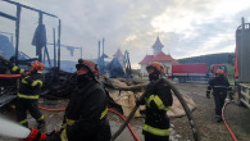 Chiliile şi paraclisul de la mănăstirea  din Podu Coşnei din Suceava au fost grav afectate de un incendiu puternic. FOTO: Facebook ISU Suceava | Poza 9 din 16