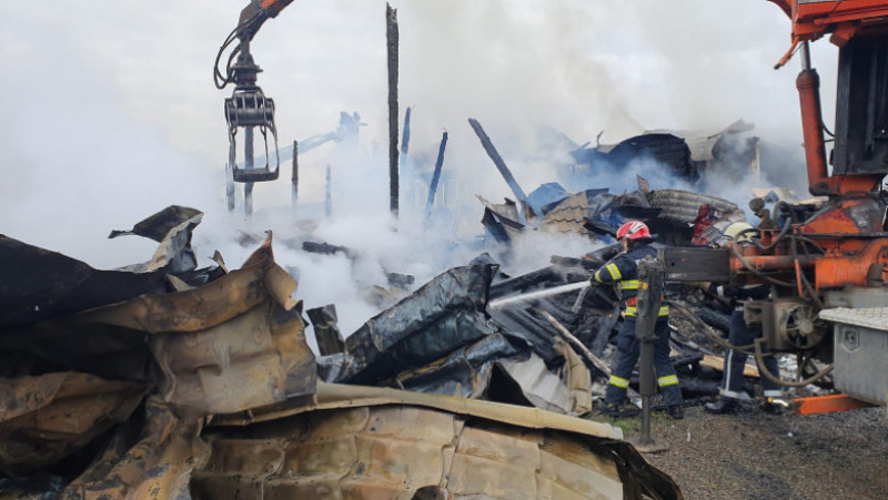 Chiliile şi paraclisul de la mănăstirea  din Podu Coşnei din Suceava au fost grav afectate de un incendiu puternic. FOTO: Facebook ISU Suceava