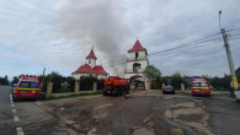 Chiliile şi paraclisul de la mănăstirea  din Podu Coşnei din Suceava au fost grav afectate de un incendiu puternic. FOTO: Facebook ISU Suceava | Poza 16 din 16