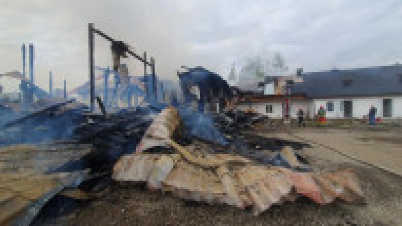 Chiliile şi paraclisul de la mănăstirea  din Podu Coşnei din Suceava au fost grav afectate de un incendiu puternic. FOTO: Facebook ISU Suceava | Poza 11 din 16