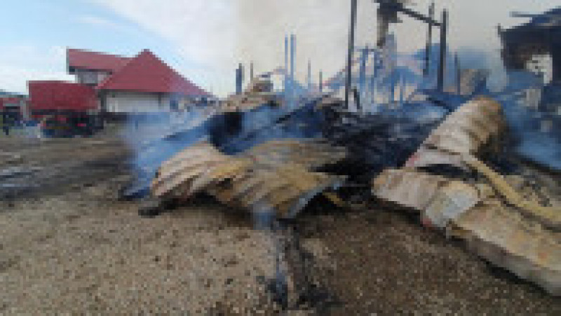 Chiliile şi paraclisul de la mănăstirea  din Podu Coşnei din Suceava au fost grav afectate de un incendiu puternic. FOTO: Facebook ISU Suceava | Poza 12 din 16