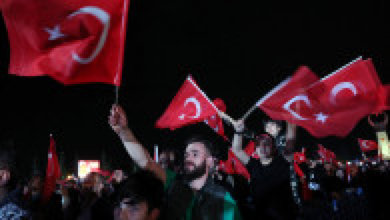 Zeci de mii de oameni au sărbătorit pe străzile marilor orașe din Turcia victoria lui Recep Erdogan. Foto: Profimedia Images | Poza 24 din 25