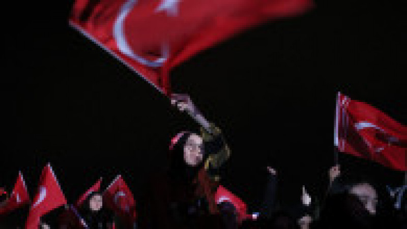 Zeci de mii de oameni au sărbătorit pe străzile marilor orașe din Turcia victoria lui Recep Erdogan. Foto: Profimedia Images | Poza 25 din 25