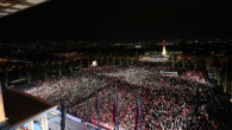 Zeci de mii de oameni au sărbătorit pe străzile marilor orașe din Turcia victoria lui Recep Erdogan. Foto: Profimedia Images | Poza 3 din 25