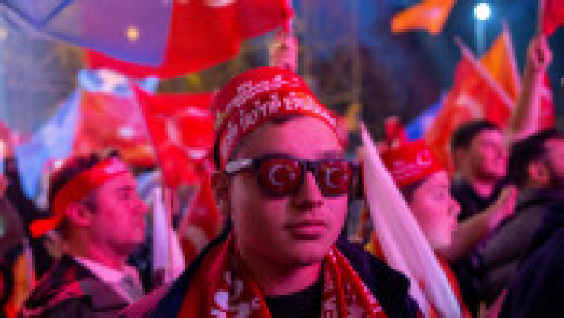 Zeci de mii de oameni au sărbătorit pe străzile marilor orașe din Turcia victoria lui Recep Erdogan. Foto: Profimedia Images | Poza 7 din 25