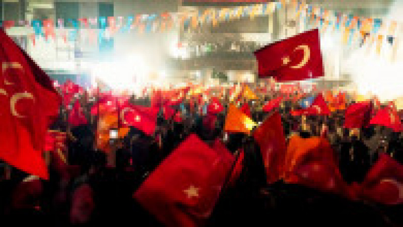 Zeci de mii de oameni au sărbătorit pe străzile marilor orașe din Turcia victoria lui Recep Erdogan. Foto: Profimedia Images | Poza 8 din 25