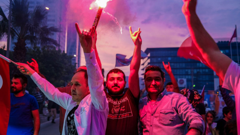 Zeci de mii de oameni au sărbătorit pe străzile marilor orașe din Turcia victoria lui Recep Erdogan. Foto: Profimedia Images