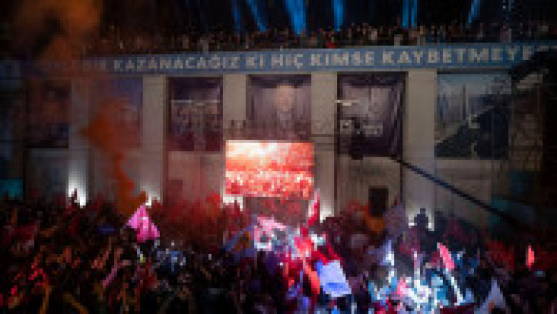 Zeci de mii de oameni au sărbătorit pe străzile marilor orașe din Turcia victoria lui Recep Erdogan. Foto: Profimedia Images | Poza 4 din 25
