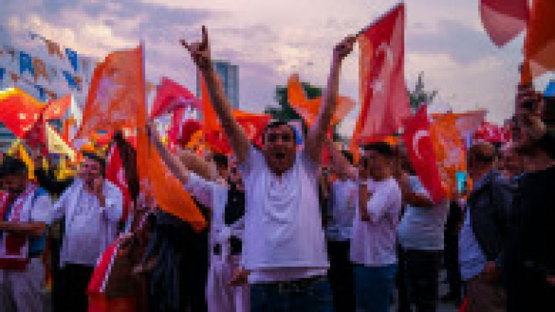 Zeci de mii de oameni au sărbătorit pe străzile marilor orașe din Turcia victoria lui Recep Erdogan. Foto: Profimedia Images | Poza 5 din 25