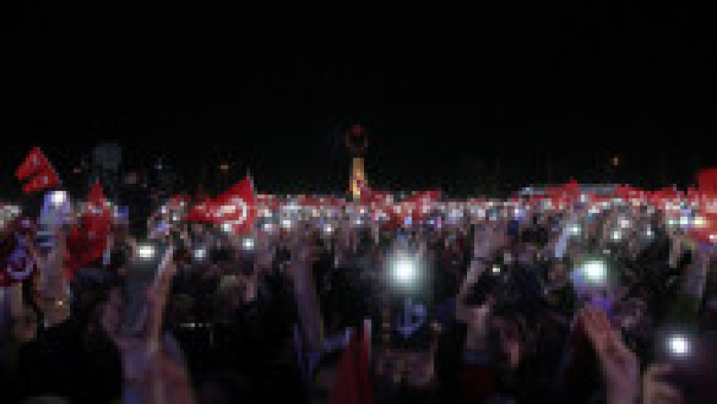 Zeci de mii de oameni au sărbătorit pe străzile marilor orașe din Turcia victoria lui Recep Erdogan. Foto: Profimedia Images | Poza 18 din 25