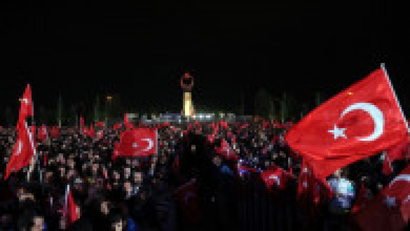 Zeci de mii de oameni au sărbătorit pe străzile marilor orașe din Turcia victoria lui Recep Erdogan. Foto: Profimedia Images | Poza 15 din 25