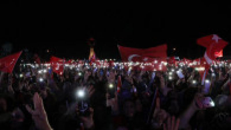 Zeci de mii de oameni au sărbătorit pe străzile marilor orașe din Turcia victoria lui Recep Erdogan. Foto: Profimedia Images | Poza 16 din 25