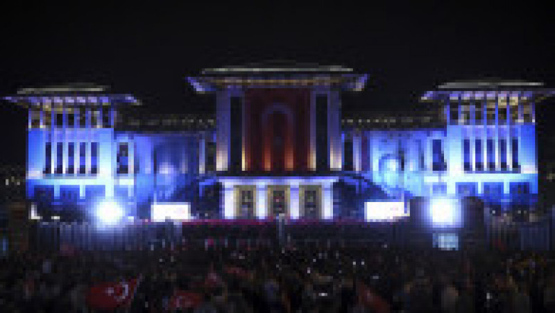 Zeci de mii de oameni au sărbătorit pe străzile marilor orașe din Turcia victoria lui Recep Erdogan. Foto: Profimedia Images | Poza 17 din 25