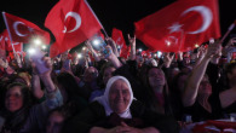 Zeci de mii de oameni au sărbătorit pe străzile marilor orașe din Turcia victoria lui Recep Erdogan. Foto: Profimedia Images | Poza 19 din 25