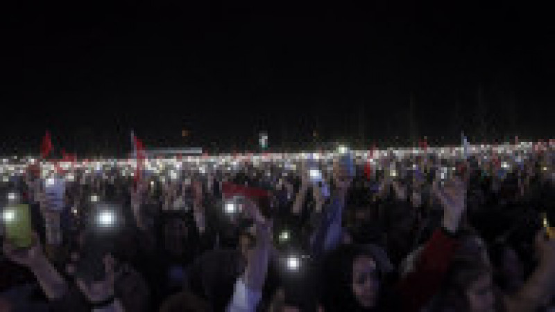 Zeci de mii de oameni au sărbătorit pe străzile marilor orașe din Turcia victoria lui Recep Erdogan. Foto: Profimedia Images | Poza 20 din 25