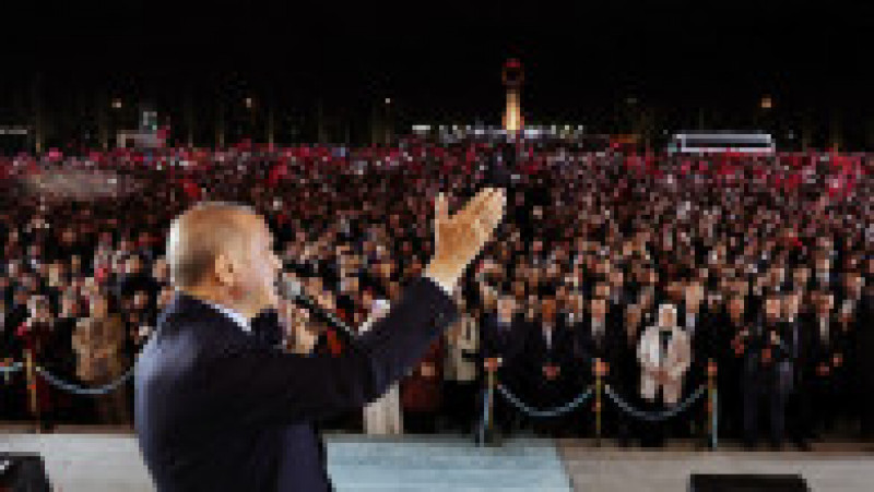 Zeci de mii de oameni au sărbătorit pe străzile marilor orașe din Turcia victoria lui Recep Erdogan. Foto: Profimedia Images | Poza 14 din 25