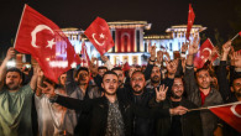 Zeci de mii de oameni au sărbătorit pe străzile marilor orașe din Turcia victoria lui Recep Erdogan. Foto: Profimedia Images | Poza 11 din 25