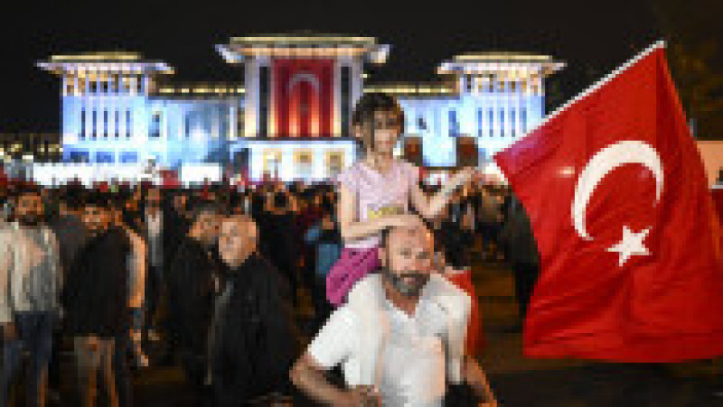 Zeci de mii de oameni au sărbătorit pe străzile marilor orașe din Turcia victoria lui Recep Erdogan. Foto: Profimedia Images | Poza 12 din 25