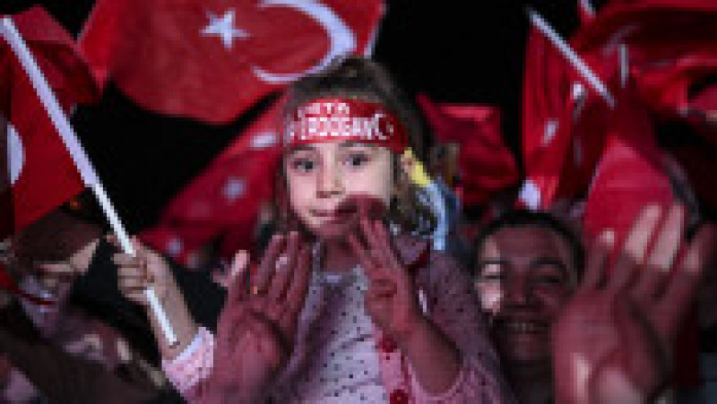 Zeci de mii de oameni au sărbătorit pe străzile marilor orașe din Turcia victoria lui Recep Erdogan. Foto: Profimedia Images | Poza 13 din 25