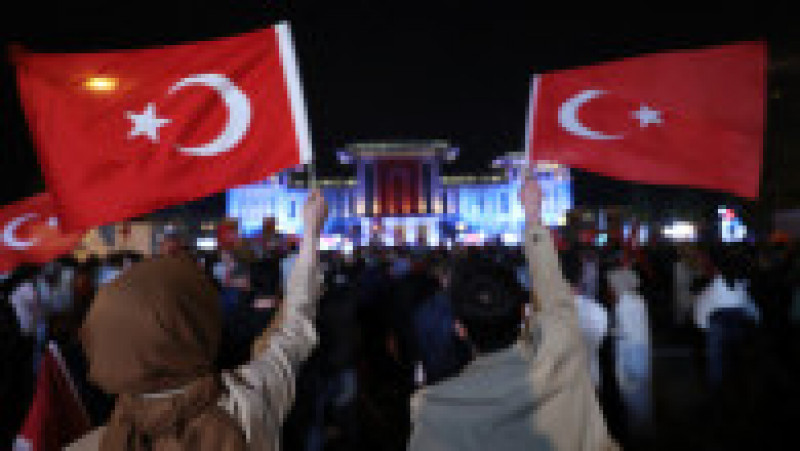 Zeci de mii de oameni au sărbătorit pe străzile marilor orașe din Turcia victoria lui Recep Erdogan. Foto: Profimedia Images | Poza 21 din 25