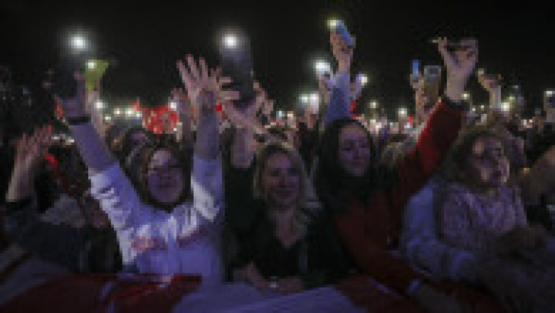Zeci de mii de oameni au sărbătorit pe străzile marilor orașe din Turcia victoria lui Recep Erdogan. Foto: Profimedia Images | Poza 22 din 25