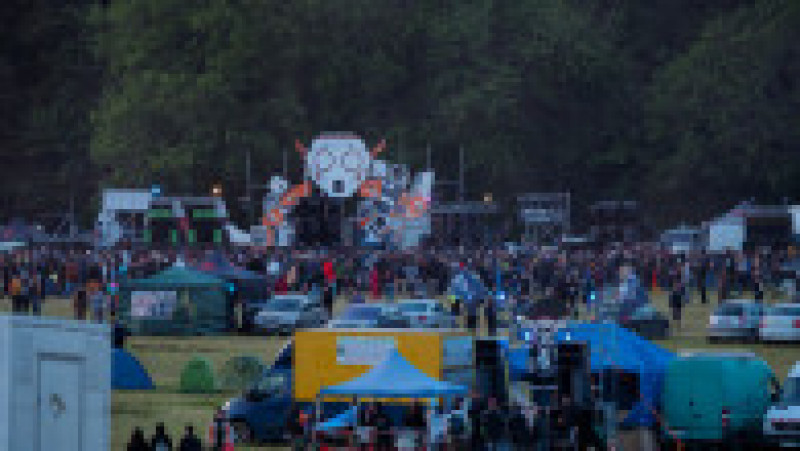 Un festival uriaș, cu zeci de mii de participanți, a apărut peste noapte într-o regiune din centrul Franței. Autoritățile încearcă acum să țină în frâu petrecăreții. Foto: Profimedia Images | Poza 2 din 11