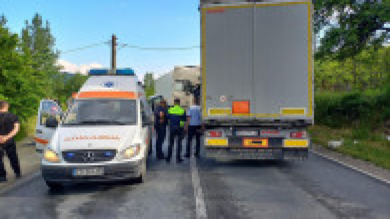 Un șofer de TIR bulgar și-a pierdut viața, sâmbătă, după ce a pătruns pe contrasens pe un drum din judeţul Caraş-Severin și a lovit un alt TIR. Foto: Facebook/DRDP Timișoara | Poza 1 din 3