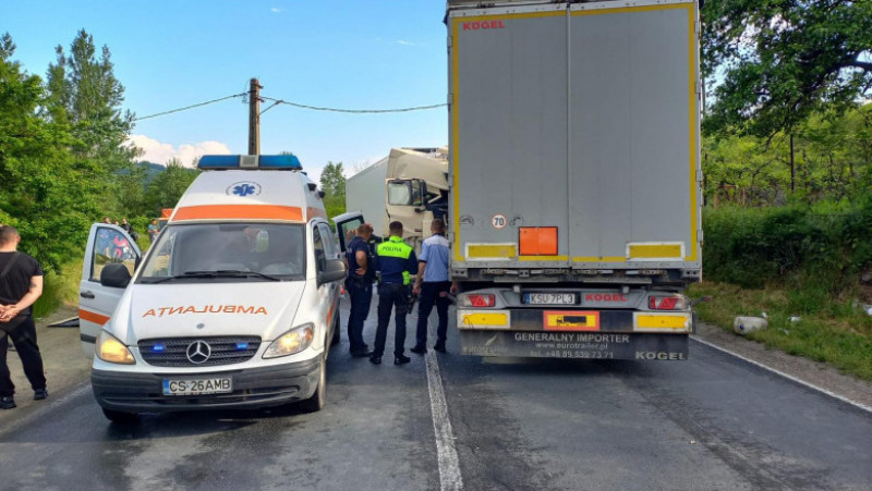 Un șofer de TIR bulgar și-a pierdut viața, sâmbătă, după ce a pătruns pe contrasens pe un drum din judeţul Caraş-Severin și a lovit un alt TIR. Foto: Facebook/DRDP Timișoara