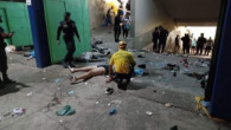 Cel puţin nouă persoane au murit în urma unei busculade pe un stadion de fotbal din capitala El Salvador. Foto: Twitter | Poza 2 din 9
