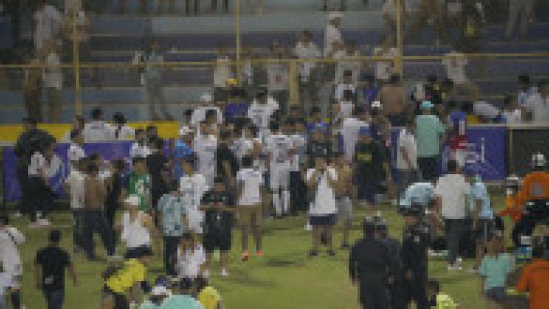 Cel puţin nouă persoane au murit în urma unei busculade pe un stadion de fotbal din capitala El Salvador. Foto: Twitter | Poza 3 din 9