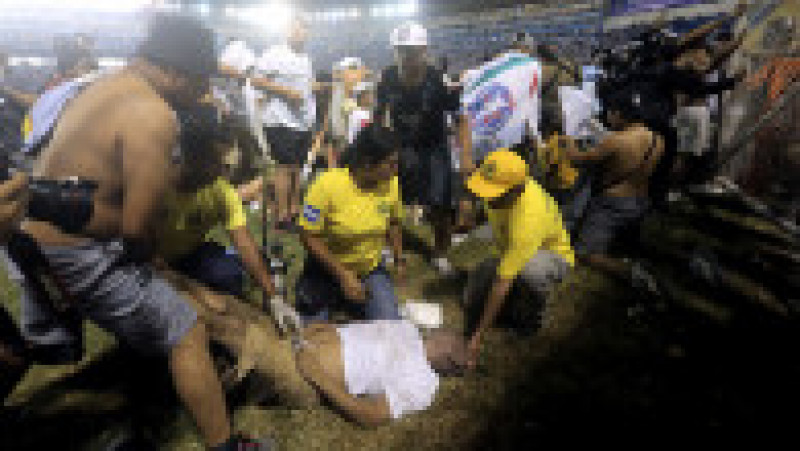 Cel puţin nouă persoane au murit în urma unei busculade pe un stadion de fotbal din capitala El Salvador. Foto: Profimedia Images | Poza 8 din 9