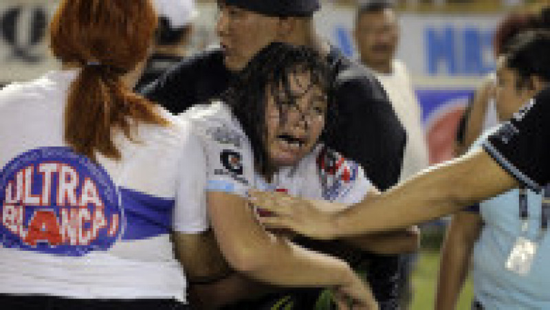Cel puţin nouă persoane au murit în urma unei busculade pe un stadion de fotbal din capitala El Salvador. Foto: Profimedia Images | Poza 5 din 9