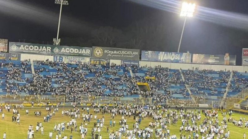 Cel puţin nouă persoane au murit în urma unei busculade pe un stadion de fotbal din capitala El Salvador. Foto: Twitter