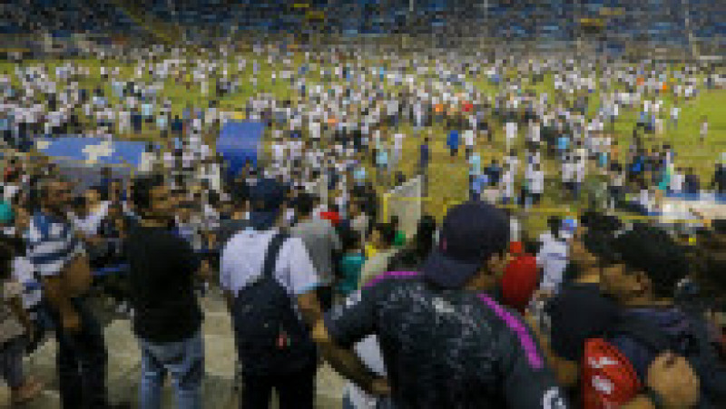 Cel puţin nouă persoane au murit în urma unei busculade pe un stadion de fotbal din capitala El Salvador. Foto: Twitter | Poza 9 din 9