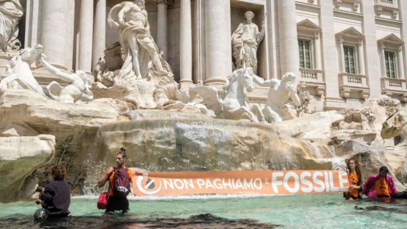 Apa Fântânii Trevi din Roma a fost colorată în negru de activişti pentru climă. FOTO: Profimedia Images