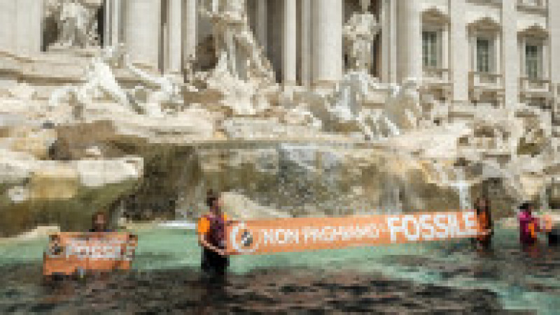 Apa Fântânii Trevi din Roma a fost colorată în negru de activişti pentru climă. FOTO: Profimedia Images | Poza 2 din 6