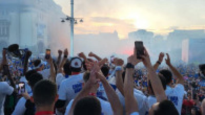 Mii de suporteri ai echipei Farul Constanța au sărbătorit câștigarea campionatului de fotbal. Foto: Facebook/Farul Constanta | Poza 3 din 11