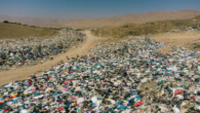 Zeci de mii de tone de haine noi sunt aruncate anual în deșertul Atacama din Chile. FOTO: Profimedia Images | Poza 6 din 9