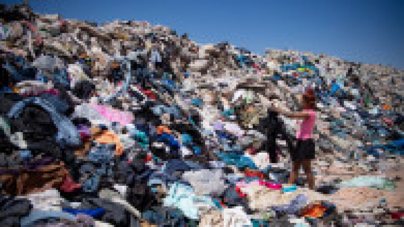 Zeci de mii de tone de haine noi sunt aruncate anual în deșertul Atacama din Chile. FOTO: Profimedia Images | Poza 3 din 9