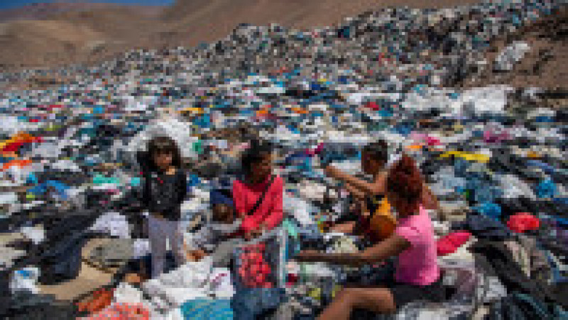 Zeci de mii de tone de haine noi sunt aruncate anual în deșertul Atacama din Chile. FOTO: Profimedia Images | Poza 4 din 9
