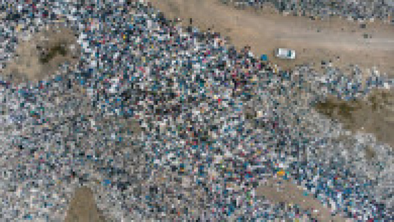 Zeci de mii de tone de haine noi sunt aruncate anual în deșertul Atacama din Chile. FOTO: Profimedia Images | Poza 5 din 9