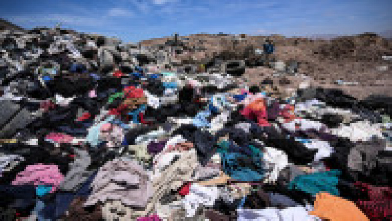 Zeci de mii de tone de haine noi sunt aruncate anual în deșertul Atacama din Chile. FOTO: Profimedia Images | Poza 8 din 9
