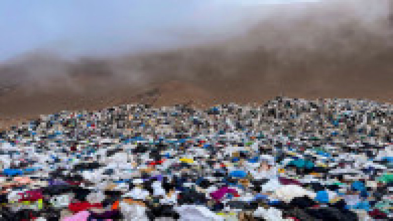 Zeci de mii de tone de haine noi sunt aruncate anual în deșertul Atacama din Chile. FOTO: Profimedia Images | Poza 2 din 9