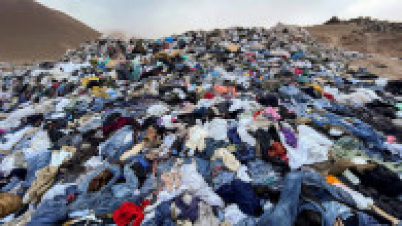 Zeci de mii de tone de haine noi sunt aruncate anual în deșertul Atacama din Chile. FOTO: Profimedia Images | Poza 1 din 9