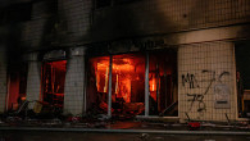 Banca incendiată în Nanterre FOTO: Profimedia | Poza 13 din 20