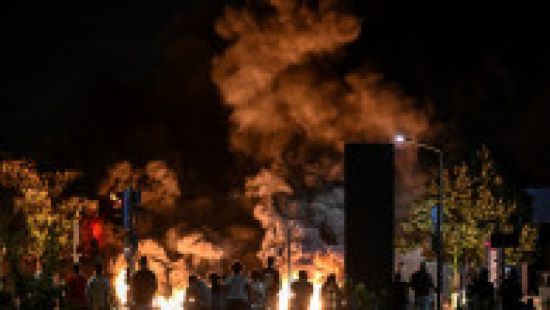 Francezii privesc cauciucrile în flăcări care blochează o stradă din Bordeaux FOTO: Profimedia | Poza 16 din 20