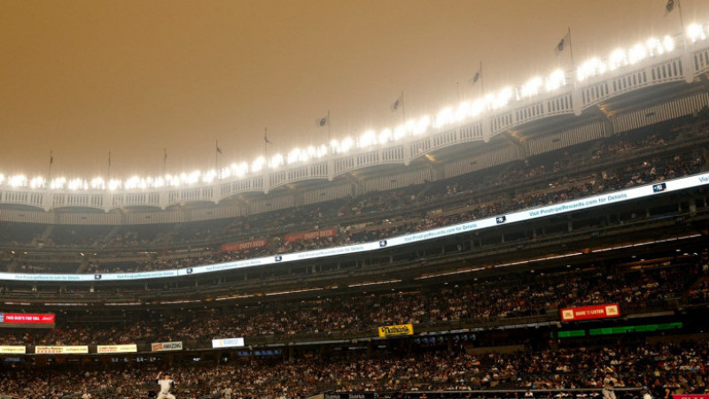 Orașul New York a fost învăluit de o ceață portocalie din cauza fumului provenit de la incendiile de vegetație din Canada. Foto: Profimedia Images